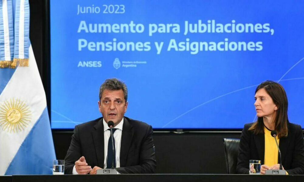 El Gobierno anunció un 21% de aumento para jubilaciones y tres refuerzos para haberes mínimos.