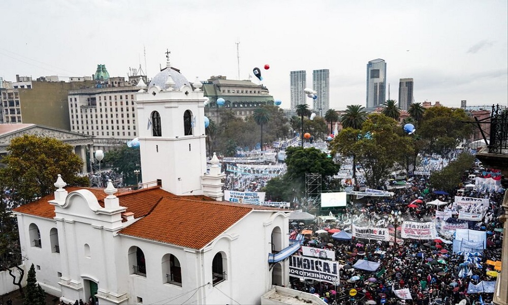 Acto de Cristina Kirchner hoy en Plaza de Mayo: miles de militantes ya se encuentran a la expectativa de su discurso.