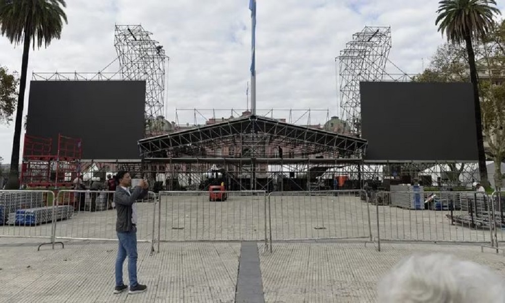 Los preparativos para el acto de CFK: terminaron de armar el escenario y la militancia sueña con una foto “épica” bajo la lluvia.