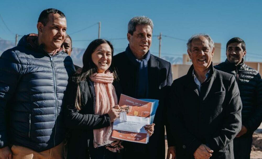 Sergio Uñac entregó más de 100 viviendas en Calingasta.