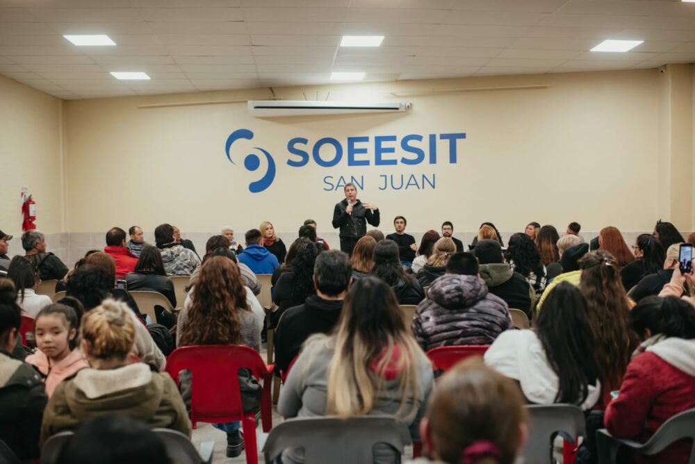 Sergio Uñac se reunió con dirigentes sociales en Capital.