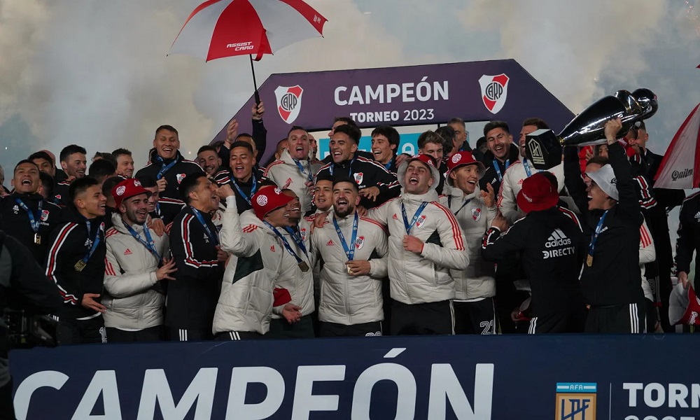 Fiesta Monumental: River venció 2-1 a Racing y levantó el trofeo de campeón.