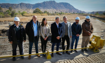 Sergio Uñac recorrió la obra de limpieza histórica del dique Ignacio de la Roza.