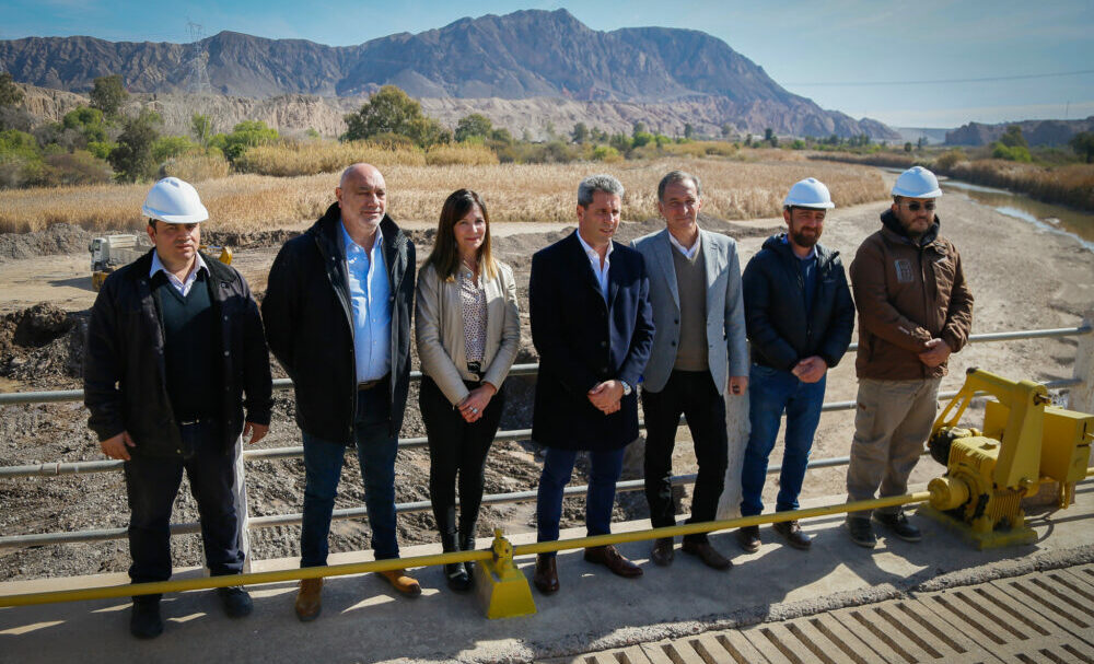 Sergio Uñac recorrió la obra de limpieza histórica del dique Ignacio de la Roza.