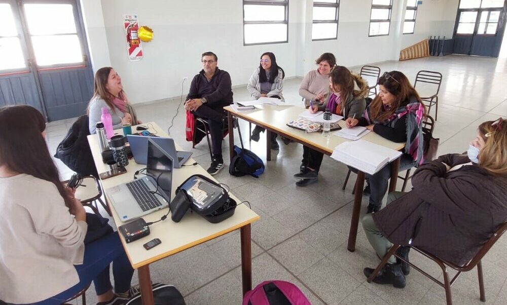 Más escuelas suman su voz al aire radial.