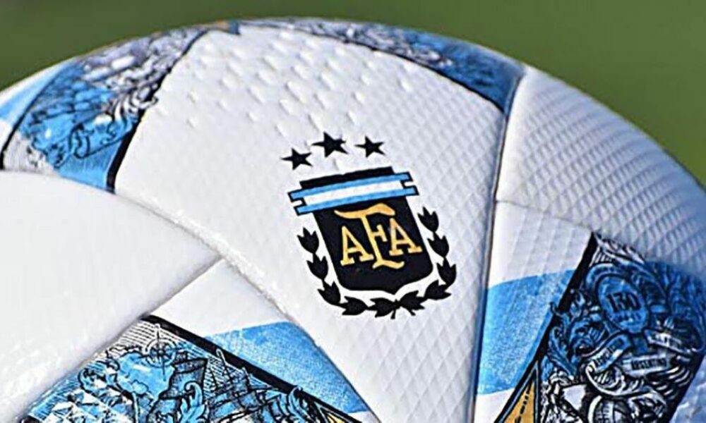 Se presentó la nueva pelota del fútbol argentino con las tres estrellas.