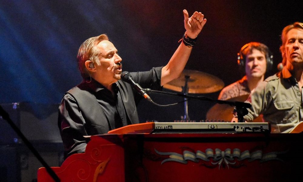 Alejandro Lerner celebra sus grandes éxitos con un concierto en el Teatro del Bicentenario.