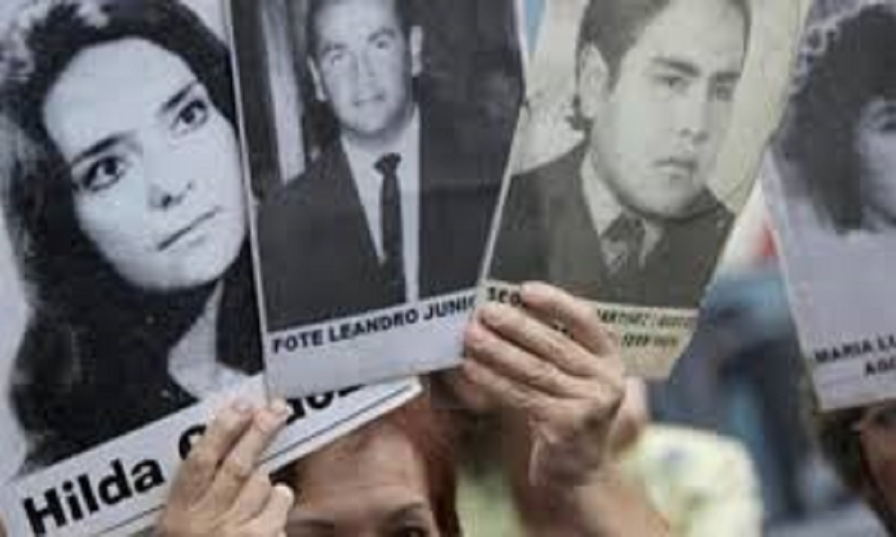 La justicia argentina condena a cadena perpetua a 16 personas por delitos de lesa humanidad.