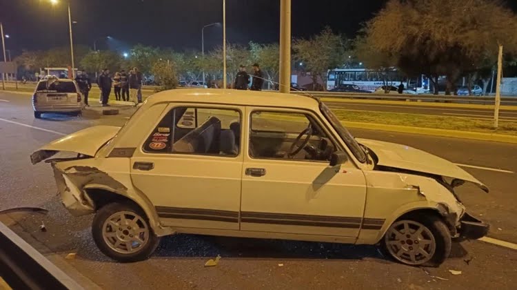 Dos autos chocaron mientras hacían picadas en plena Av. Libertador.