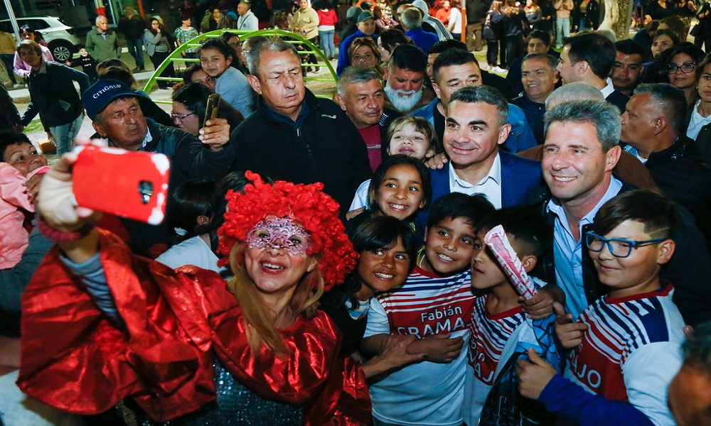 El gobernador presidió la inauguración de la plaza del barrio Los Alerces, en Chimbas.