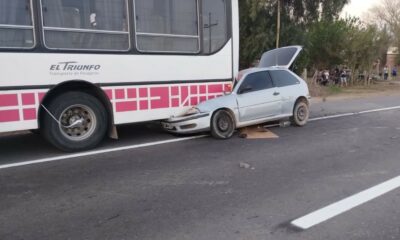 Un auto chocó con un colectivo de la Red Tulum en Caucete: hay dos personas en grave estado.