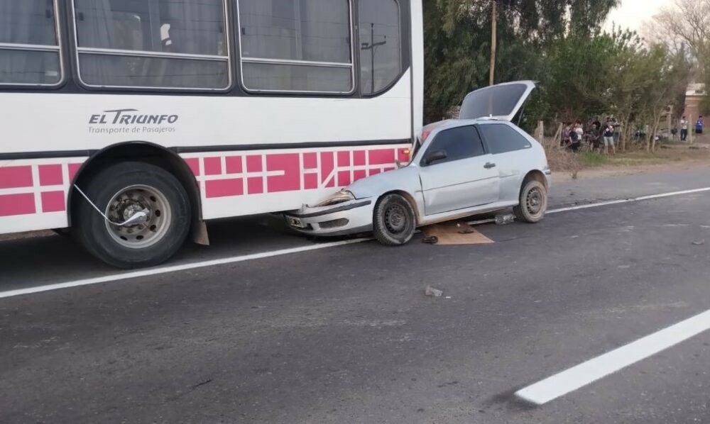 Un auto chocó con un colectivo de la Red Tulum en Caucete: hay dos personas en grave estado.