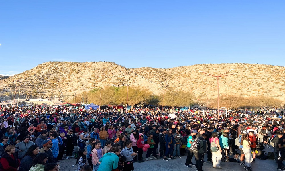 Más de 10 mil jóvenes peregrinaron hasta San Martín, movidos por la fe.