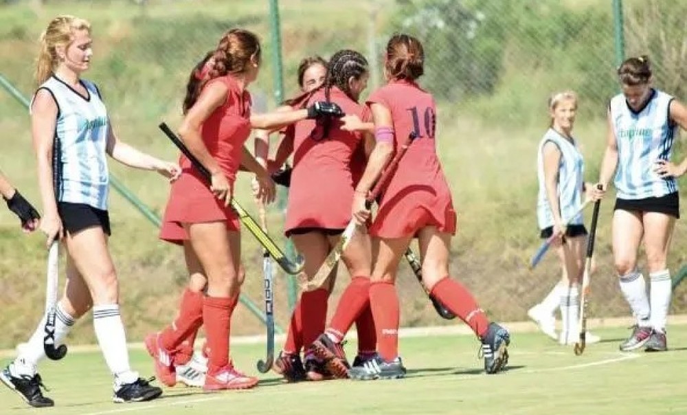 Mamis hockey de 11 provincias llegan a San Juan para jugar el torneo Nacional.