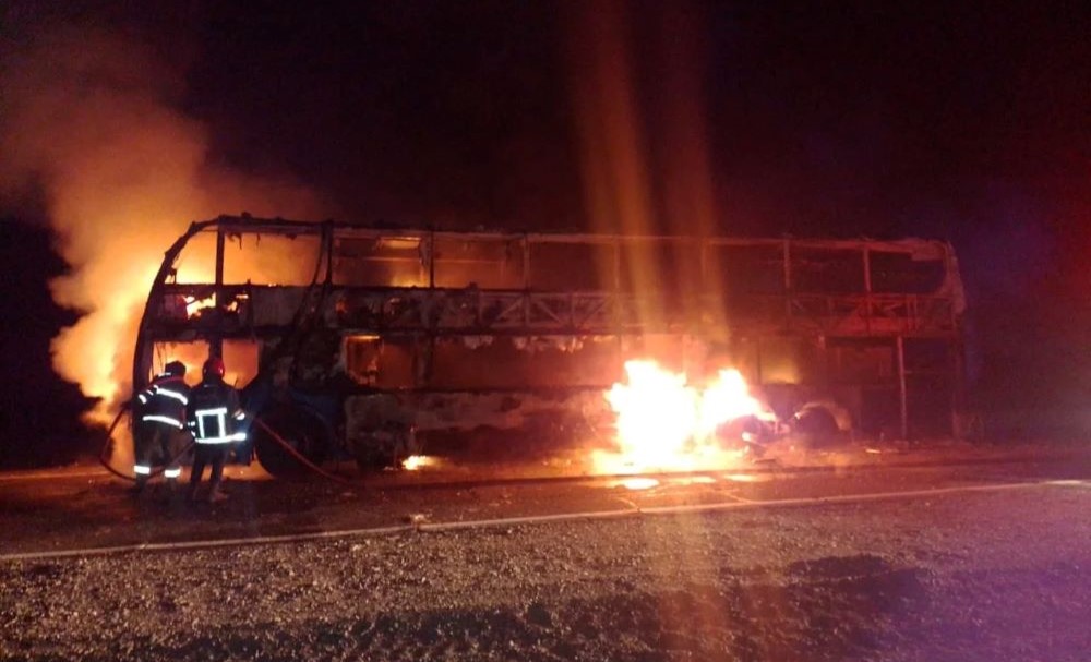 Por un desperfecto mecánico, se incendió un colectivo que llevaba 62 pasajeros.