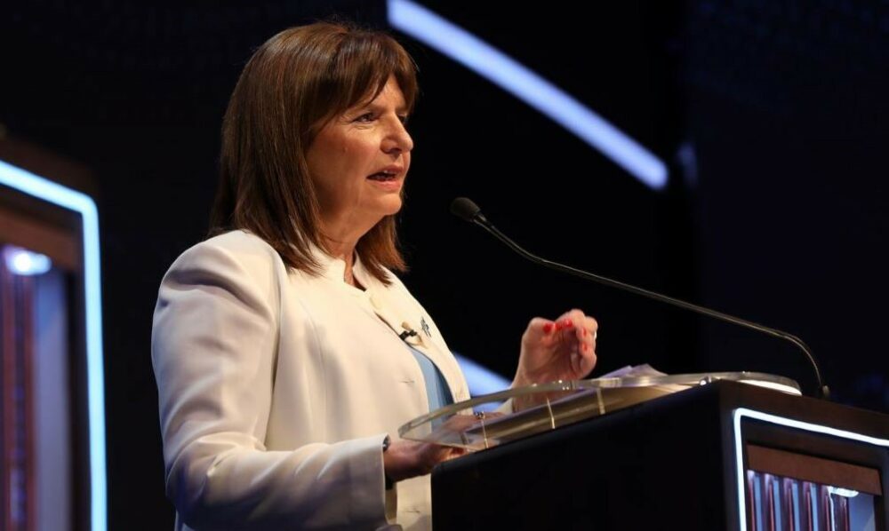 Bullrich denunciará a Milei por llamarla “montonera tira bombas”.