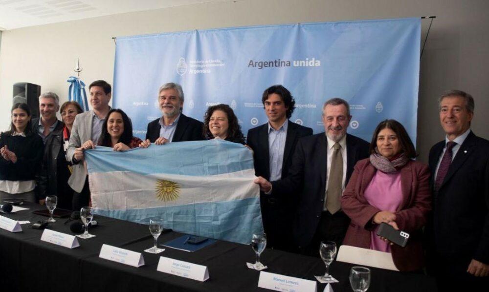 Argentina presenta primera vacuna contra COVID-19 desarrollada íntegramente en el país.