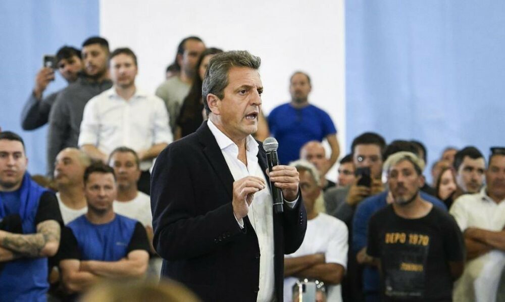 Massa cerró su campaña junto a trabajadores: “El domingo decidimos por los derechos del que trabaja o que sea un esclavo que tratan como mercadería”.