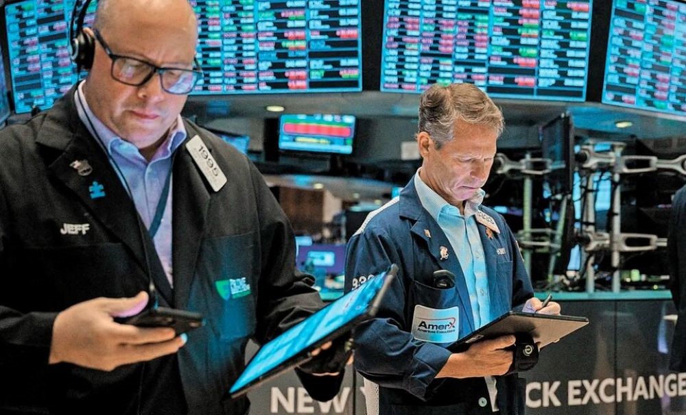 Acciones y bonos que cotizan en Wall Street se disparan tras el triunfo de Milei