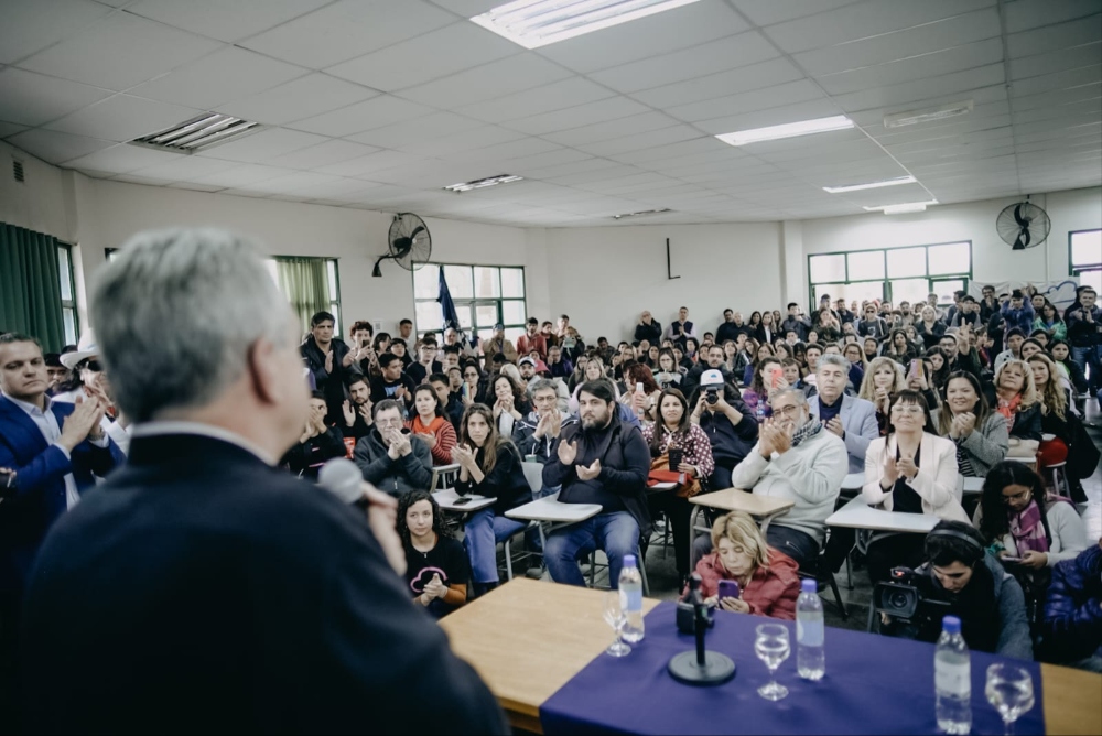 Rossi participó de una clase pública en la Universidad Nacional de San Juan.