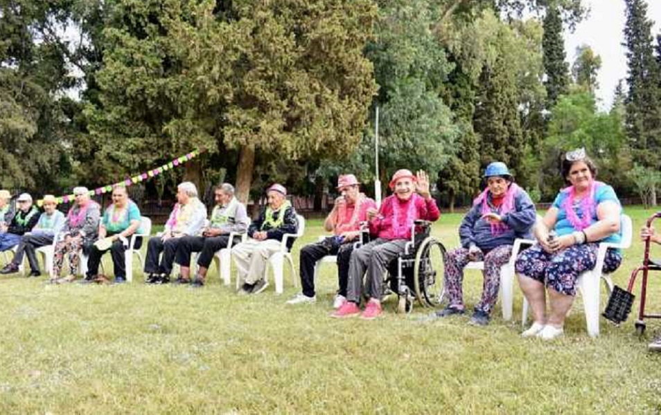 ¡Navidad en la Residencia Eva Duarte! Compartí una tarde especial con los adultos mayores.