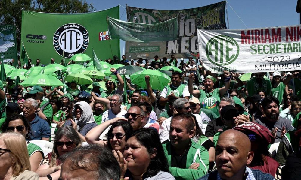 Estatales y la CGT se movilizan al Congreso en rechazo al DNU y reclamo por despidos.