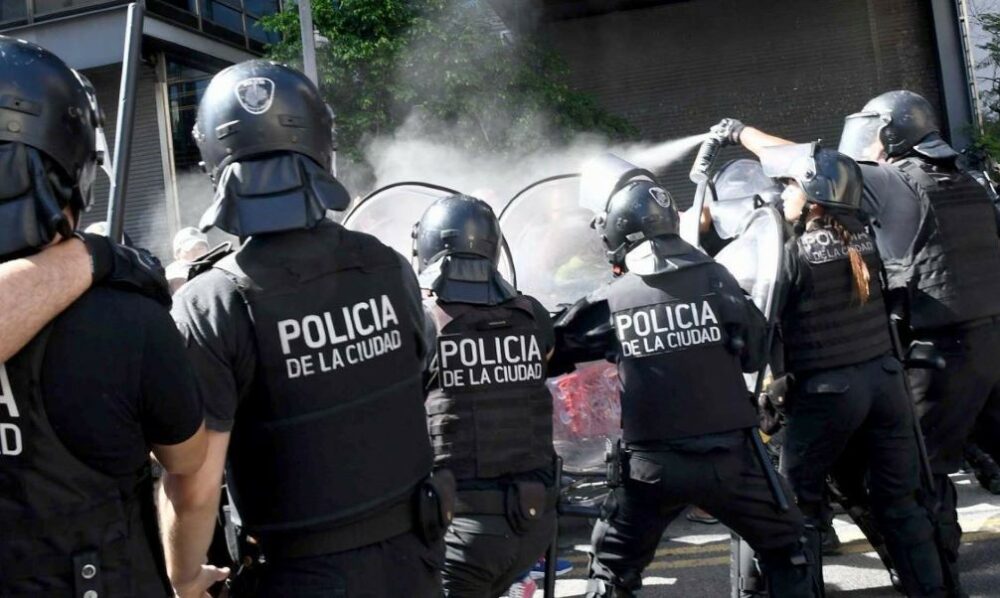 Corridas y enfrentamientos entre manifestantes y la policía rumbo a Plaza de Mayo