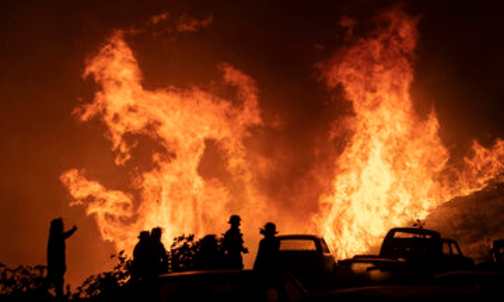 Un incendio en un taller mecánico ocasionó daños totales.