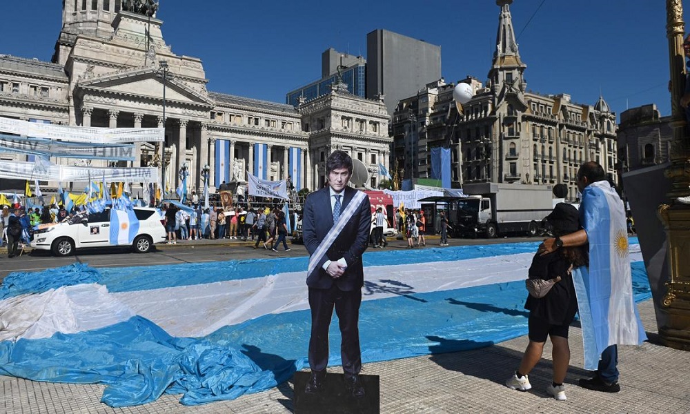 Con remeras, banderas y disfraces, los simpatizantes de Milei llegan a la asunción.