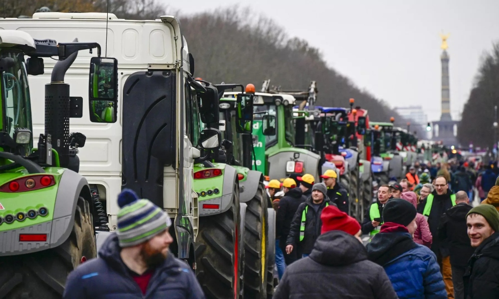 Arrancan masivas protestas de agricultores en Alemania ante el recorte de los subsidios.