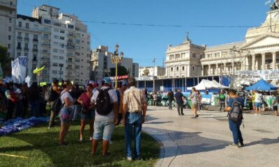 Sindicatos y agrupaciones marcan presencia frente al Congreso.