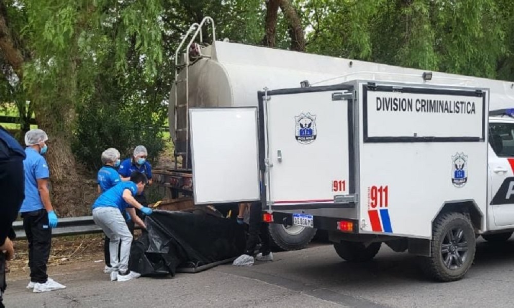 Una pareja chocó contra un camión y falleció un joven hombre.