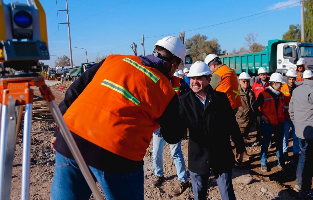 El Gobernador Orrego visitó la obra de ensanche de Calle 5