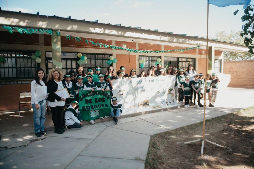 Ambiente capacita a chicos de primaria en la implementación y cuidado del arbolado urbano