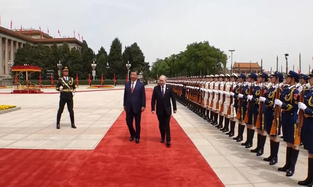 Putin llega al Gran Salón del Pueblo de Pekín para reunirse con Xi Jinping.