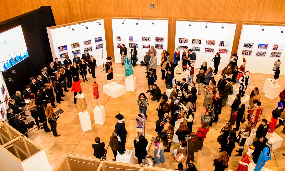 Gran inauguración de la muestra de Trajes de las Etnias de China en el Auditorio Juan Victoria.