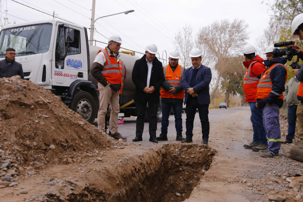 El gobernador Orrego recorrió una obra de agua potable que beneficiará a casi 40 mil habitantes