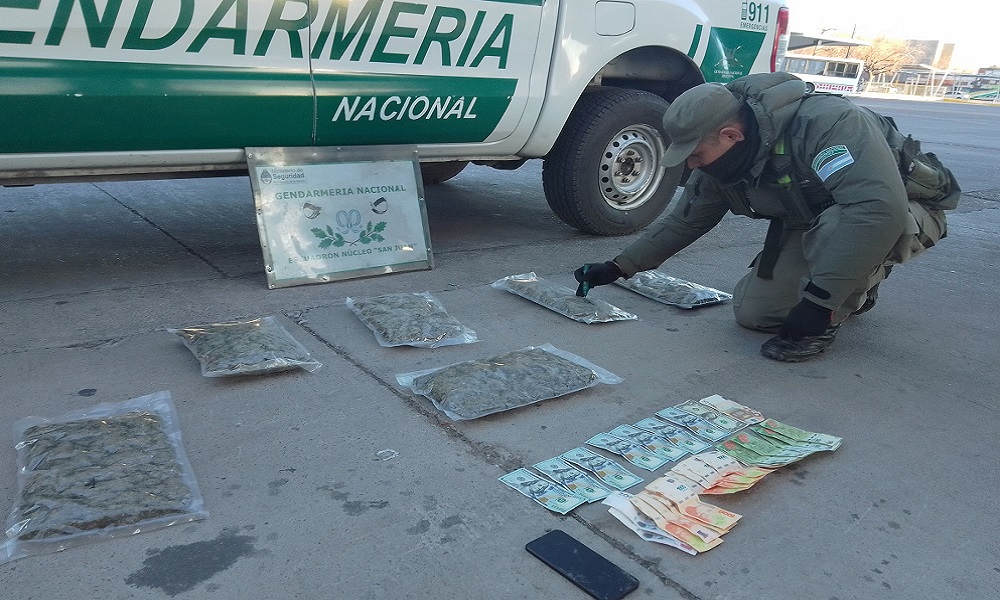 San Juan- Córdoba: en controles viales, gendarmería secuestró marihuana, un arma y municiones.