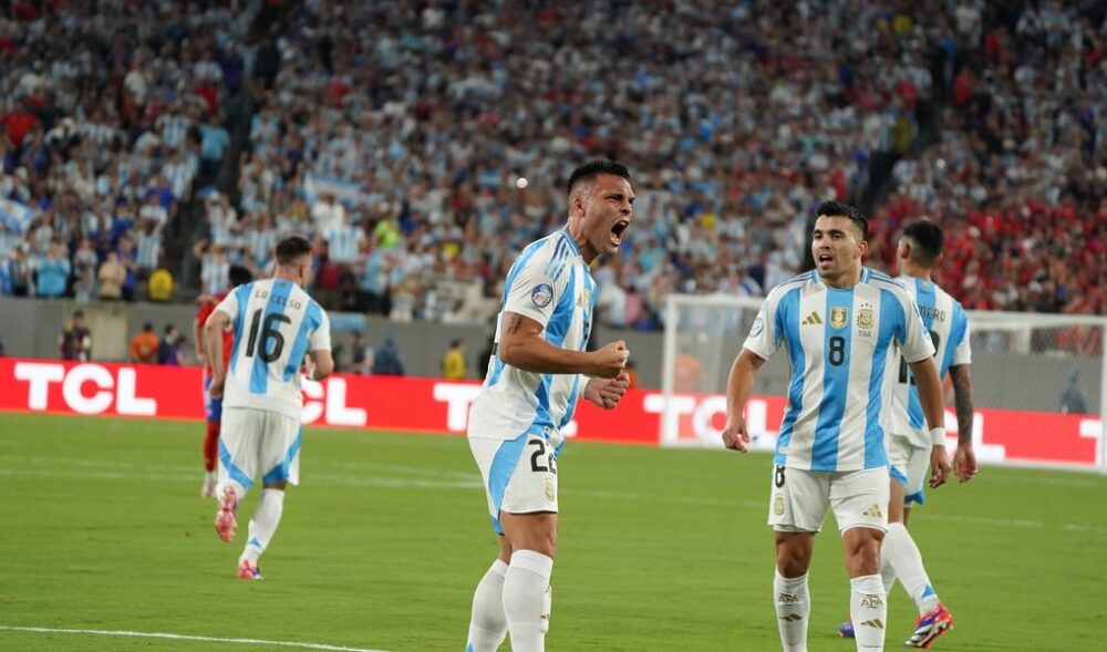 Con un agónico gol de Lautaro, Argentina derrotó a Chile y esta en cuartos.