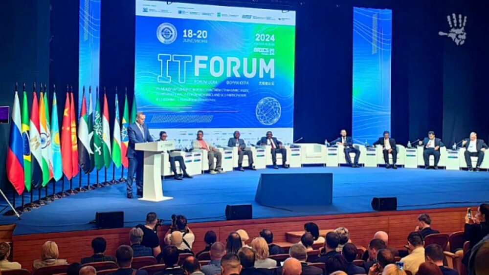 Representantes de los BRICS, la OCS, África y América Latina debaten sobre el desarrollo digital de la sociedad en el Foro Internacional de Tecnologías de la Información