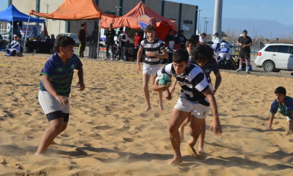 Se realizó el primer encuentro de beach rugby.