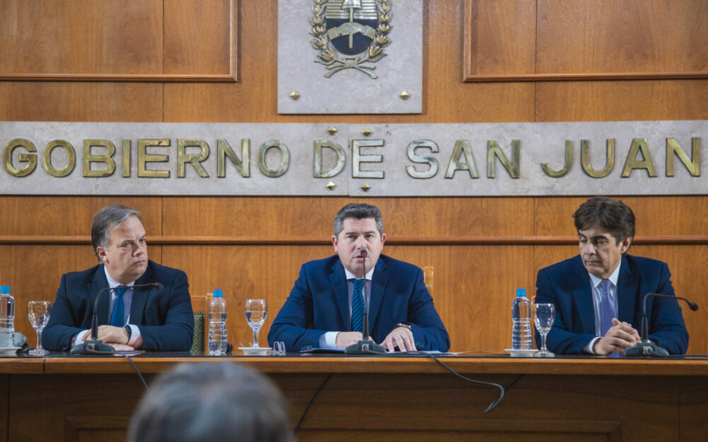 El gobernador Orrego presentó el Programa Provincial de Pavimentos Urbanos