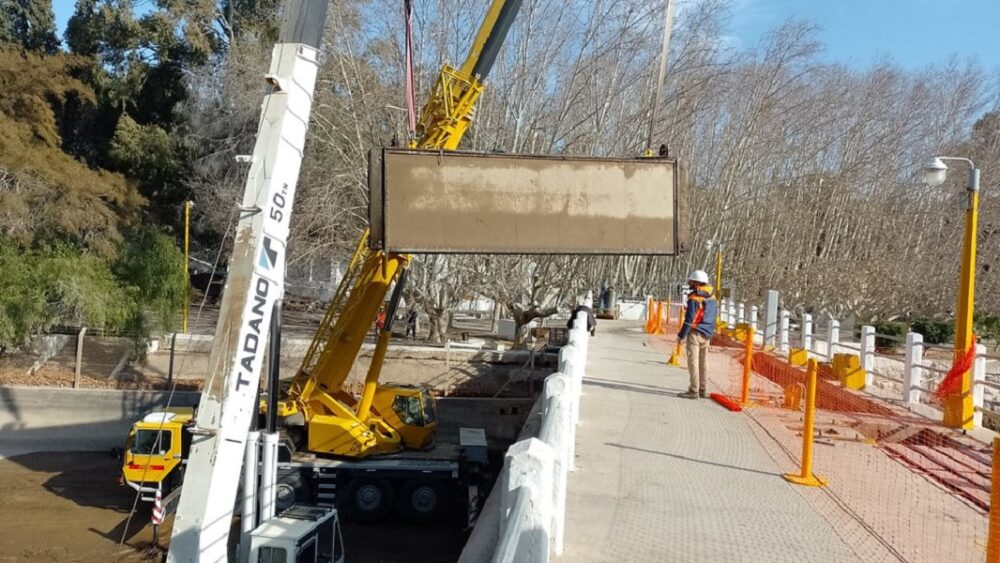 Histórico: retiraron las compuertas del Dique Ignacio de la Roza para repararlas.