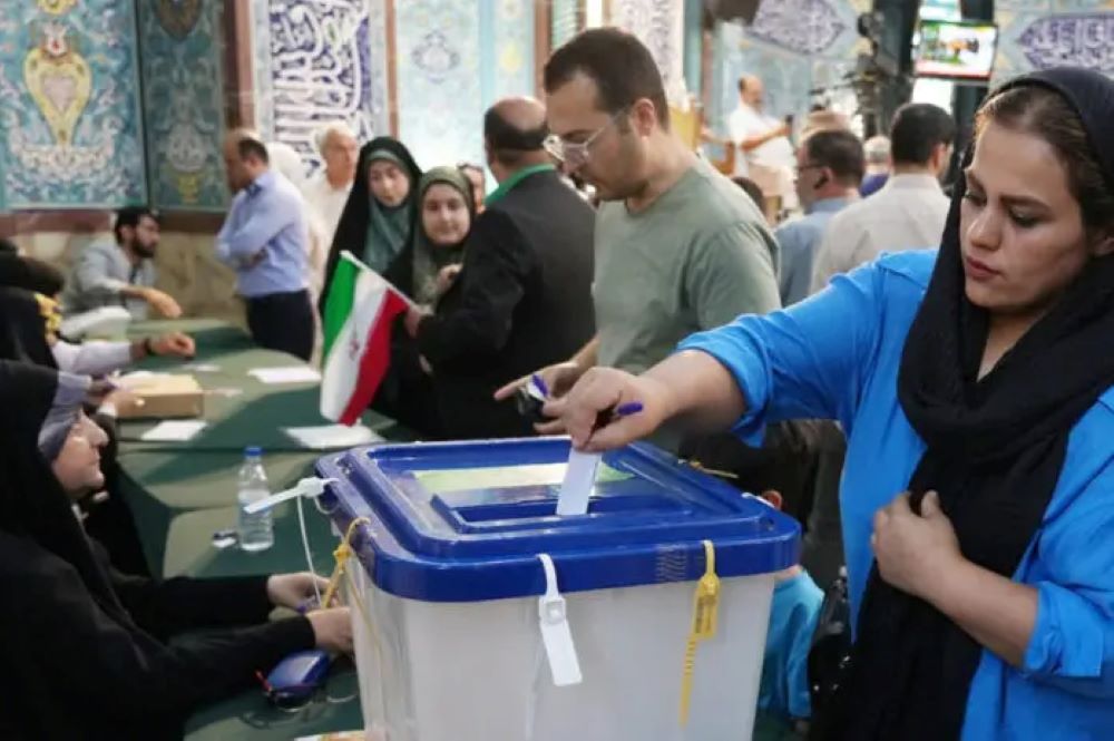 Los iraníes acuden a votar en la segunda vuelta de las elecciones presidenciales