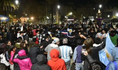 Fotos: A pesar de la hora y el frío sanjuaninos festejaron la victoria en la Copa América.