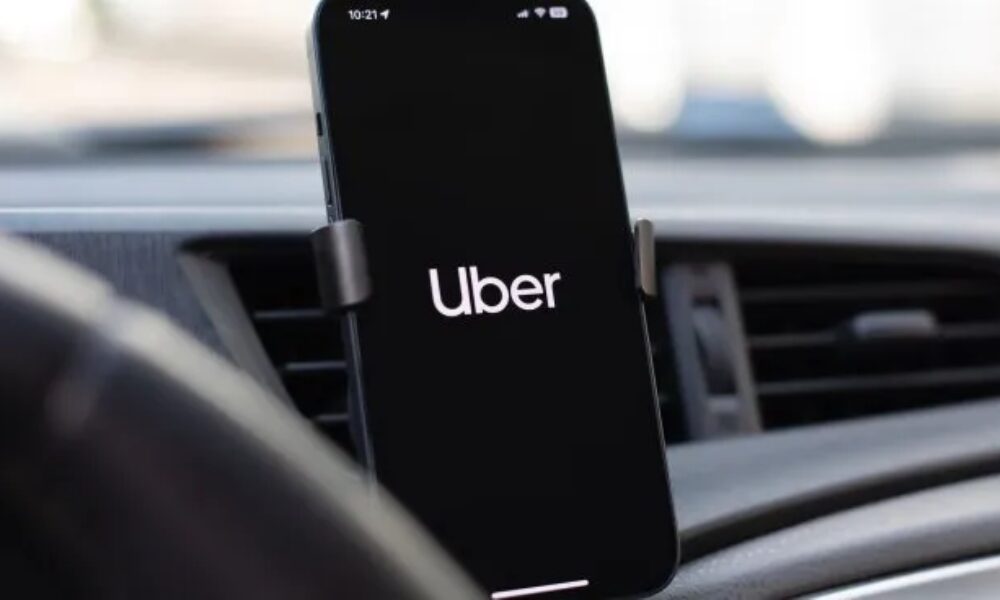 Millonaria multa a Uber por filtrar datos de conductores.