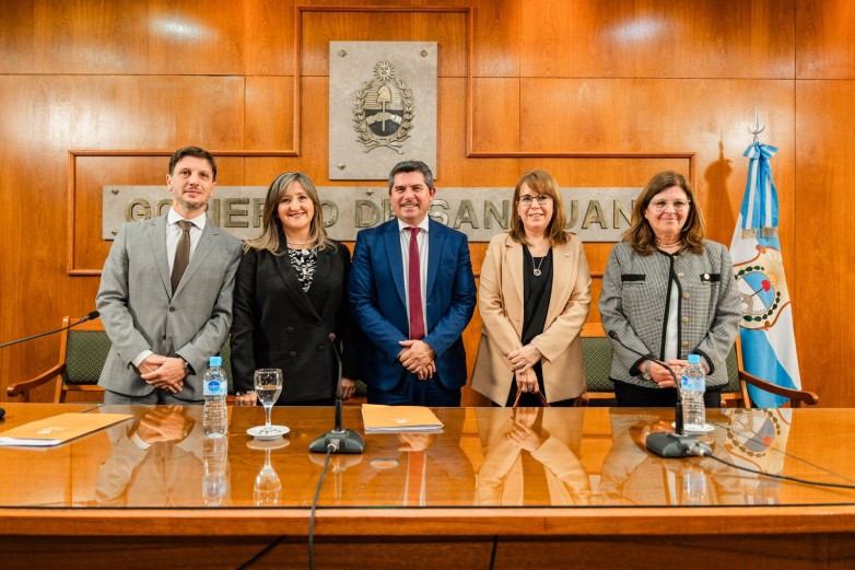 El gobernador anunció el lanzamiento de aulas tecnológicas para potenciar la educación en 5 departamentos