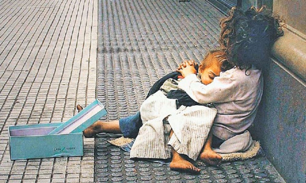 El 52% de argentinos es pobre y dos tercios de los niños padece pobreza.