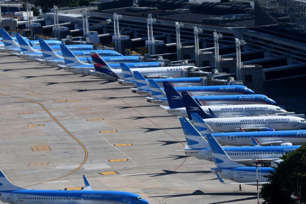 El Gobierno declaró “servicio esencial” al transporte aéreo