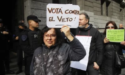 Jubilados pidieron ante la justicia la inconstitucionalidad del veto presidencial a la movilidad.